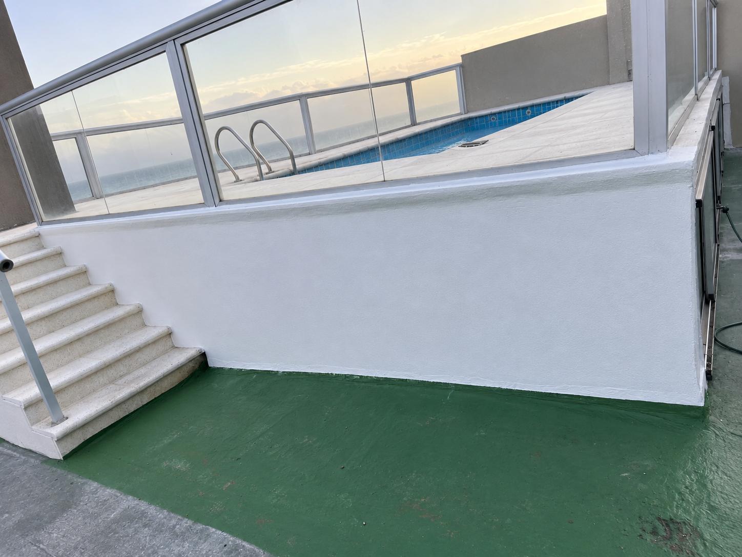Trabajo de pintura e impermeabilización en sector de pileta